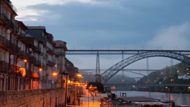 Kvällsutsikt över Ponte de Dom Luis på Dourofloden. Gamla stan i Porto — Stockvideo