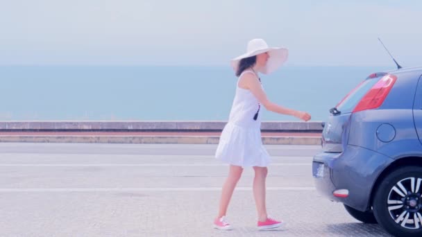 Mulher de chapéu de verão grande com luggade viaja de carro, viagem de verão — Vídeo de Stock