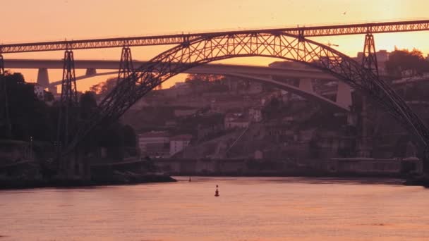 Günbatımında Porto 'nun ünlü köprüleri, — Stok video