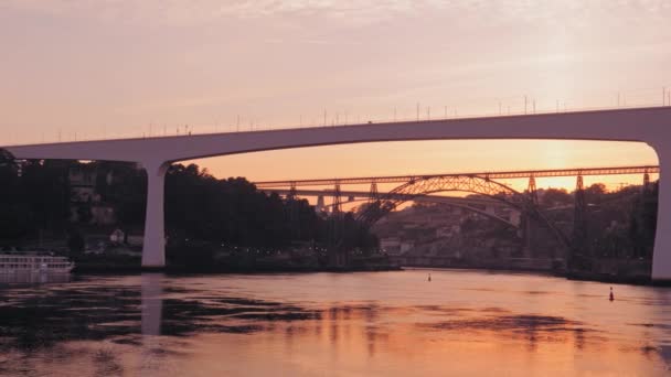 Γέφυρες και τοπίο του Πόρτο στο ηλιοβασίλεμα, αργή κίνηση — Αρχείο Βίντεο