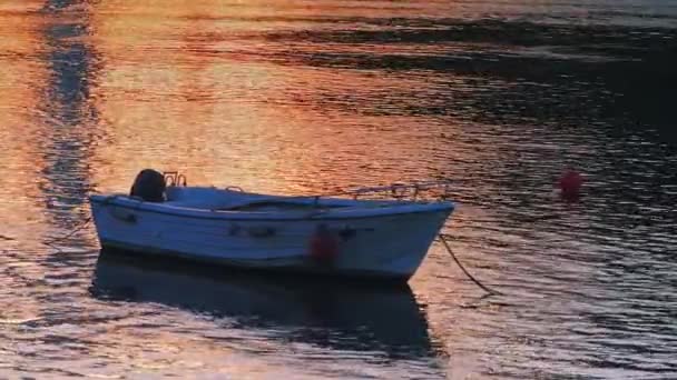 Fishing boat with beautiful sunset on the beach — Stock Video