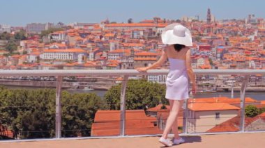 Genç turist Porto şehrinin tadını çıkarıyor.
