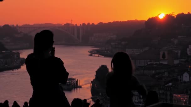 Gente bailando madre e hija disfrutando de la puesta de sol en el río Duero — Vídeos de Stock