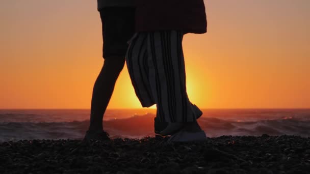 Homme et femme sur la plage au coucher du soleil dansant et s'amusant, vagues de mer — Video