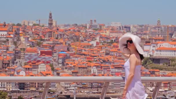 Jonge vrouw toerist in hoed genieten stadsgezicht van Porto City. — Stockvideo