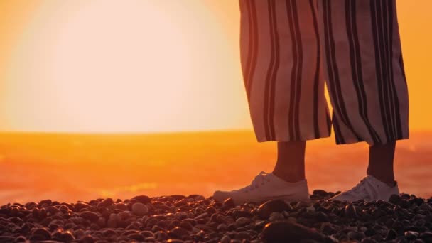 Žena na pláži při západu slunce tanec a baví, mořské vlny — Stock video