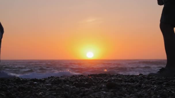 Hombre y mujer en la playa al atardecer en una cita — Vídeos de Stock