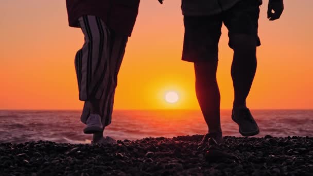 Man en vrouw rennen naar de camera op het strand bij zonsondergang, plezier hebben — Stockvideo