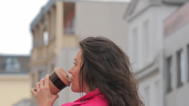 Frau trinkt Kaffee, Hintergrund der Stadt — Stockvideo