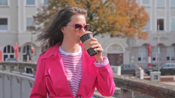 Mujer tomando café en el puente y disfrutando de la vista de la ciudad — Vídeos de Stock