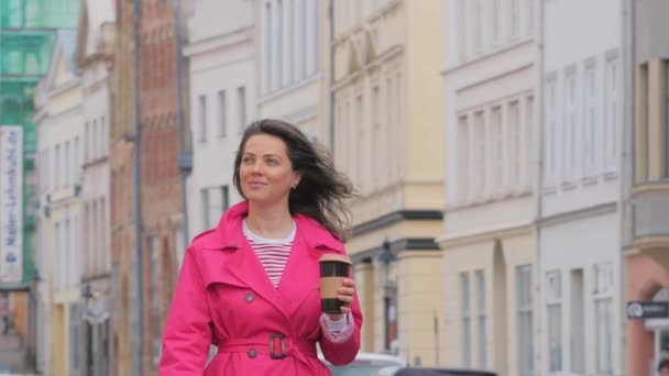 Mujer con taza de café en la calle de la ciudad disfrutando de vistas a la ciudad — Vídeos de Stock