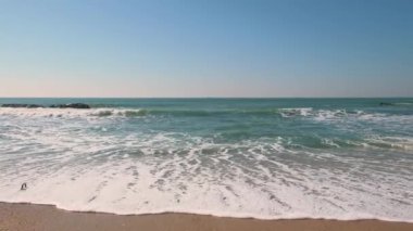 Kumsalda Mavi Okyanusun Yumuşak Dalgası.