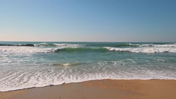 Sanfte Welle des blauen Meeres am Sandstrand — Stockvideo