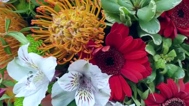 Корзина с экзотическими цветами — стоковое видео