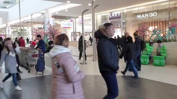 Russie Moscou Mars 2020 Les Gens Promènent Dans Centre Commercial — Video