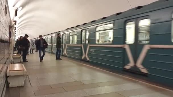 Russie Moscou 2020 Métro Les Gens Montent Bord Train Station — Video