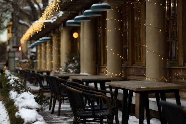 Зимова тераса кафе з яскравими вогнями — стокове фото