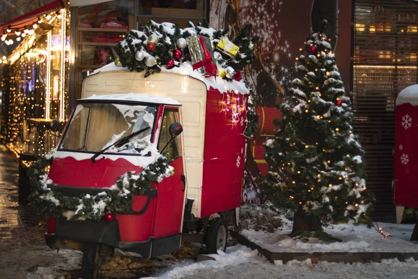Scooter retro rojo con un árbol de Navidad y regalos — Foto de Stock