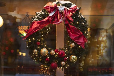 Kafe kapısında Noel çelengi