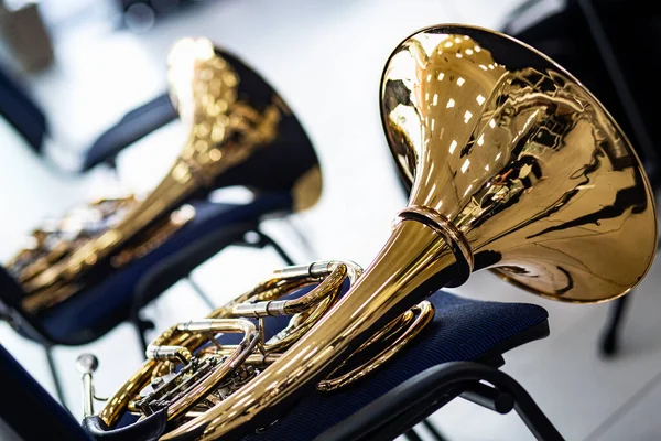 Twee Oude Gouden Franse Hoorn Messing Gouden Blaasinstrumenten Liggen Een — Stockfoto