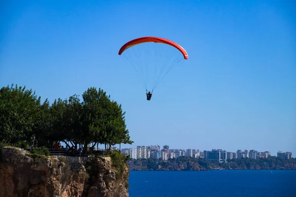 Man Flying Paraglider Sea Cliff Background Panorama Turkish City Antalya — Stock Photo, Image