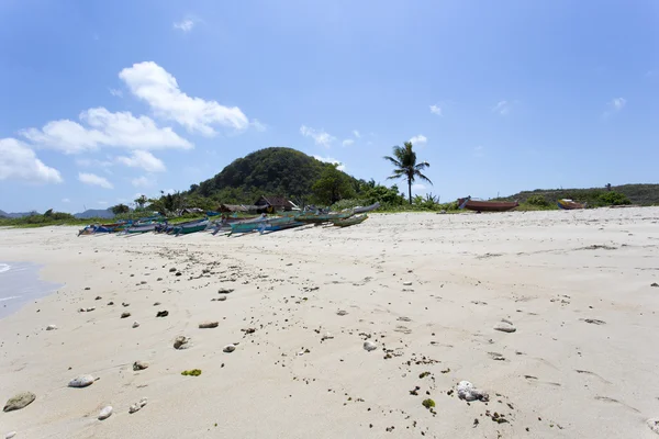 Plage de sable avec bateaux — Photo