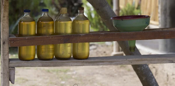 Gasolina para motos vendidas a partir de garrafas de uísque — Fotografia de Stock