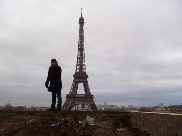 Turistas tirando fotos em frente à Torre Eiffel — Fotografia de Stock