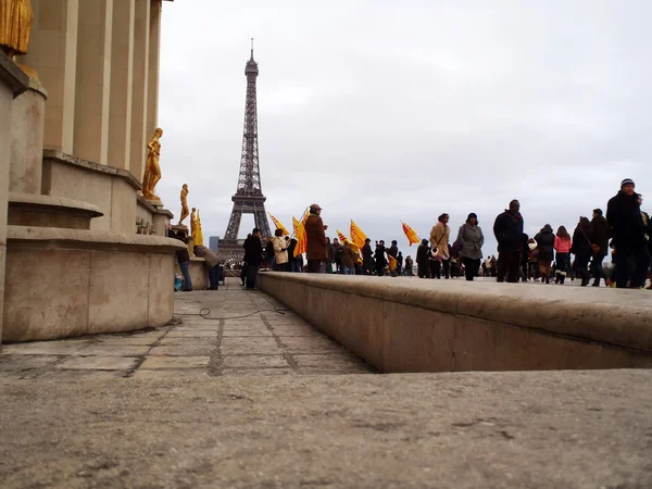 Torre Eiffel com pessoas — Fotografia de Stock