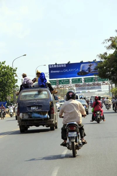 Crazy transport i Phnom Phen — Stockfoto