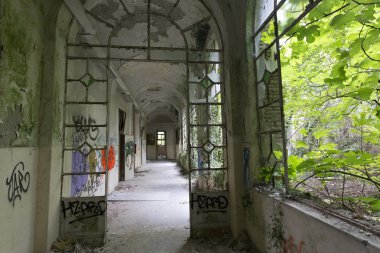 Terk edilmiş Hastane Binası Mombello denilen.