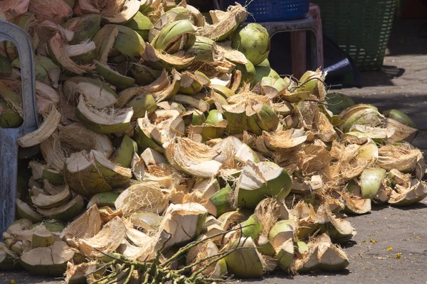 ココナッツの廃棄物は、過剰な需要 — ストック写真