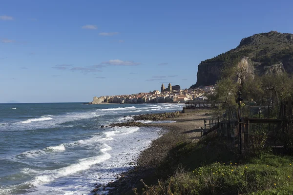 Cefalu an einem sonnigen Frühlingstag, Sizilien — Stockfoto