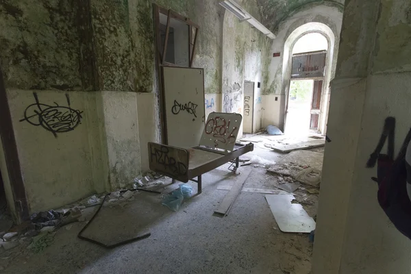 Bâtiment de l'hôpital abandonné appelé Mombello . — Photo