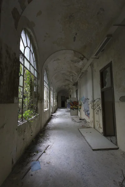 Bâtiment de l'hôpital abandonné appelé Mombello . — Photo