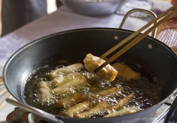 Stekt kinesisk traditionell vårrullar mat — Stockfoto