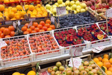 Farklı meyve Palermo bir pazarda satışa