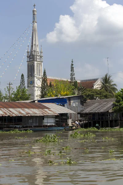 Mangrov orman ve ba bir kilise arasında yoksul konut evleri — Stok fotoğraf