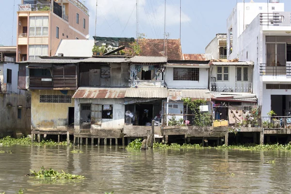Casas residenciais pobres entre manguezal floresta — Fotografia de Stock