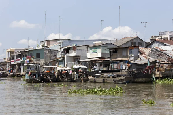 Zavallı konut evler ve tekneler — Stok fotoğraf