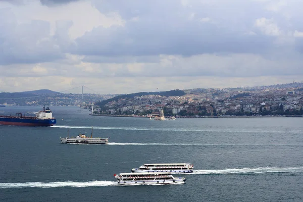 Boat sails on the Golden Horn in Istanbul, Turkey — Stock Photo, Image