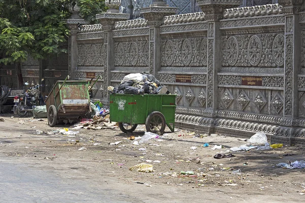 Carts full of trash in the street of Phnom Penh — Stock Photo, Image