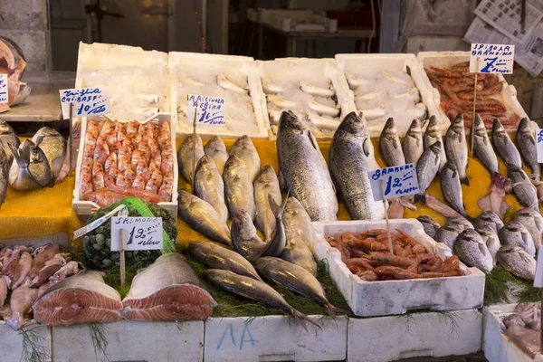 Vari tipi di pesce in vendita in un mercato a Palermo — Foto Stock