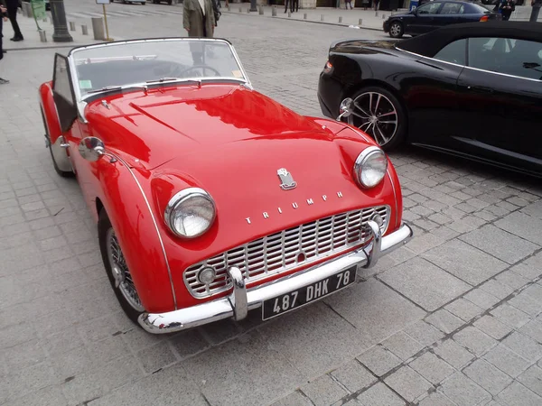 Triumph luxury car in the street of Paris — Stock Photo, Image