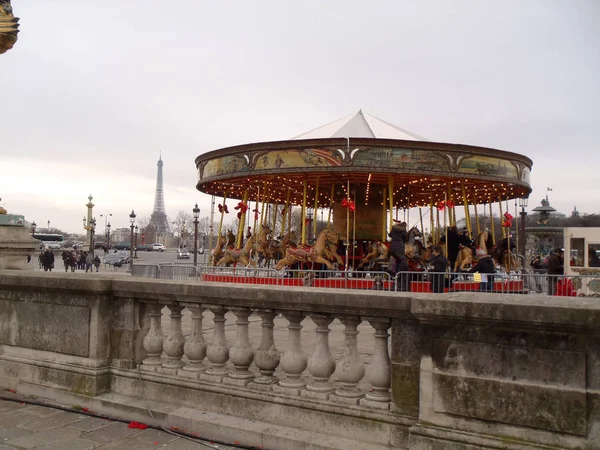 Carrossel vintage iluminado perto da Torre Eiffel — Fotografia de Stock