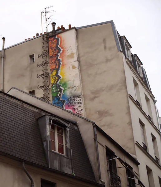 Graffiti em uma parede em Paris, França — Fotografia de Stock