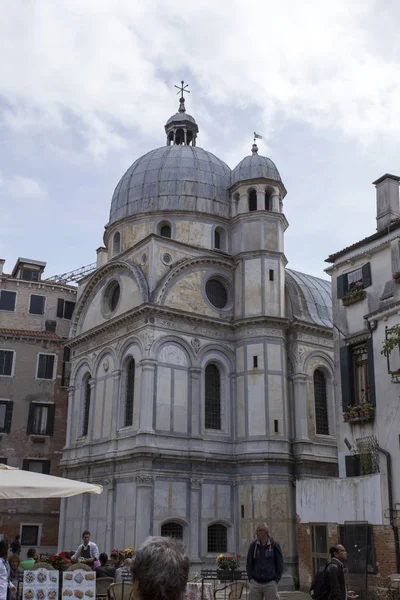 Hoekmening van een kerk en de mensen attracties in Venetië — Stockfoto