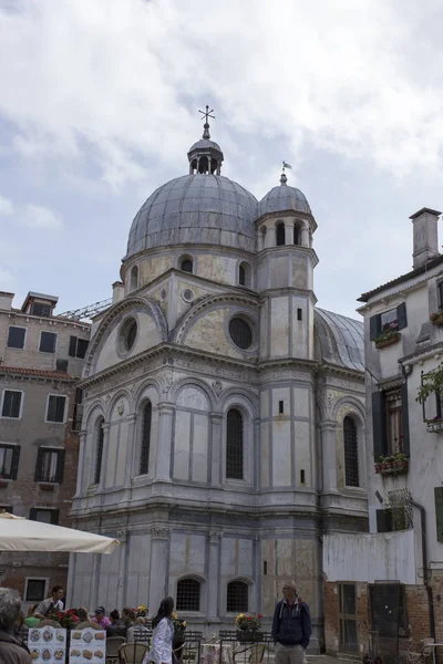 Angle view of a church and people sightseeing in Venice — Stock Photo, Image