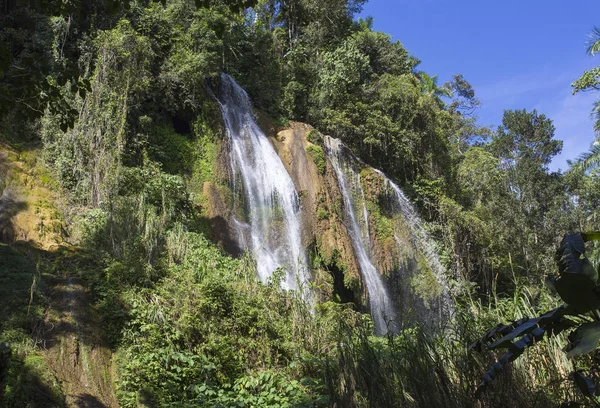 Cascata con piscina — Foto Stock