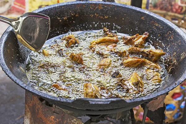 Stekt kyckling matlagning — Stockfoto
